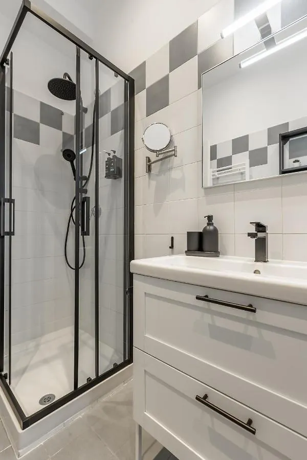 Imperium House - Appartamento Con Giardino Privato, 3 Minuti Da Metro Piazza Bologna, A-C, ローマ 0*,  イタリア